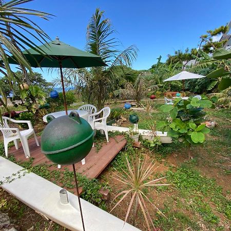 Ken'S Beachfront Cafe & Lodge, Bl2, Oceanfront And Free Canoe Rental 恩納村 エクステリア 写真
