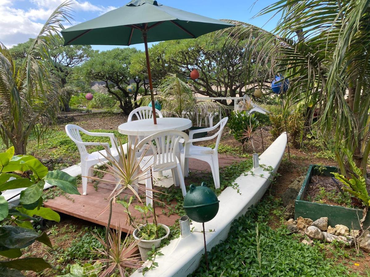 Ken'S Beachfront Cafe & Lodge, Bl2, Oceanfront And Free Canoe Rental 恩納村 エクステリア 写真