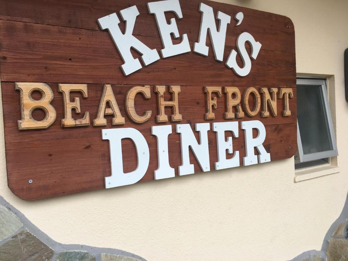 Ken'S Beachfront Cafe & Lodge, Bl2, Oceanfront And Free Canoe Rental 恩納村 エクステリア 写真