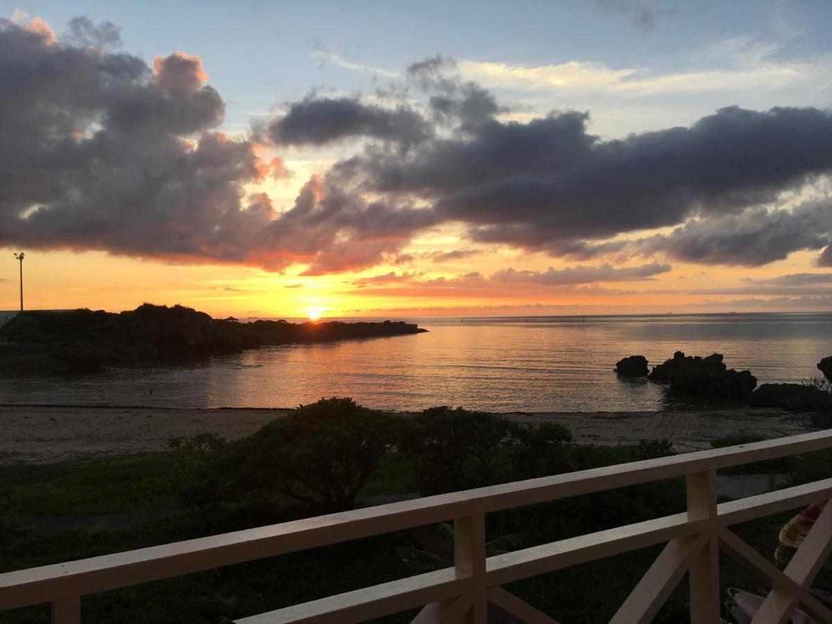 Ken'S Beachfront Cafe & Lodge, Bl2, Oceanfront And Free Canoe Rental 恩納村 エクステリア 写真