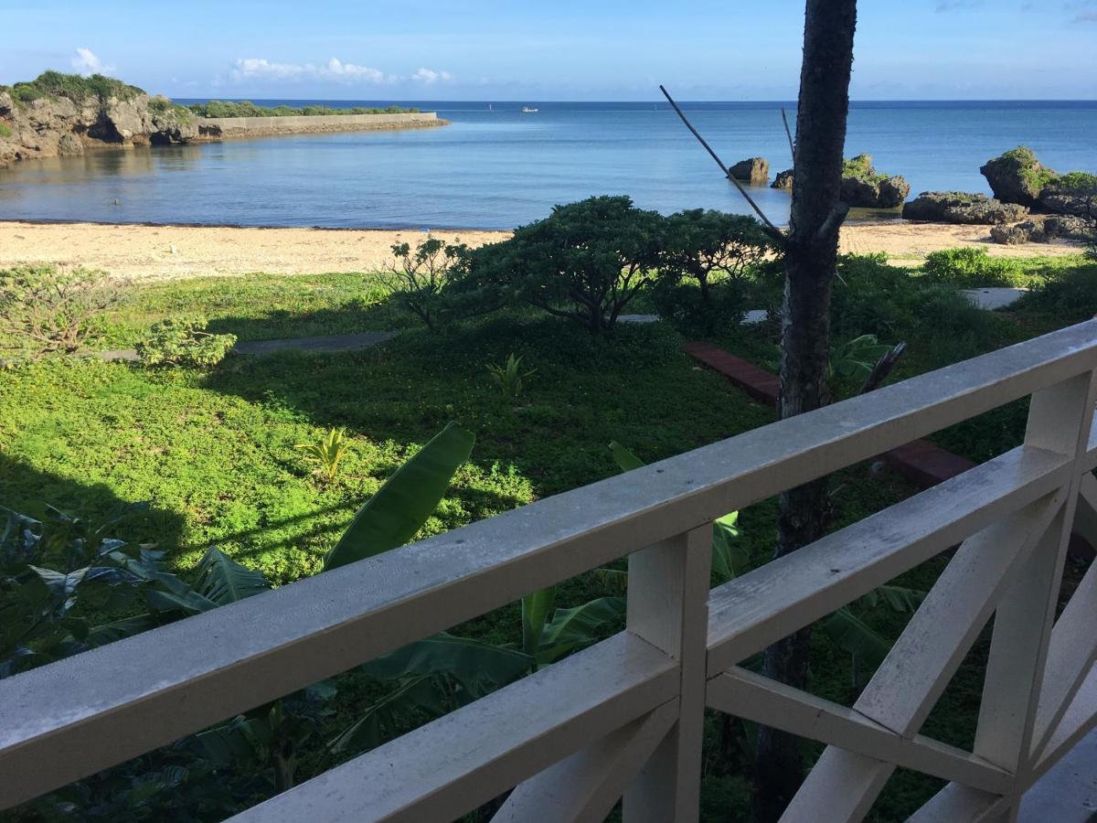 Ken'S Beachfront Cafe & Lodge, Bl2, Oceanfront And Free Canoe Rental 恩納村 エクステリア 写真