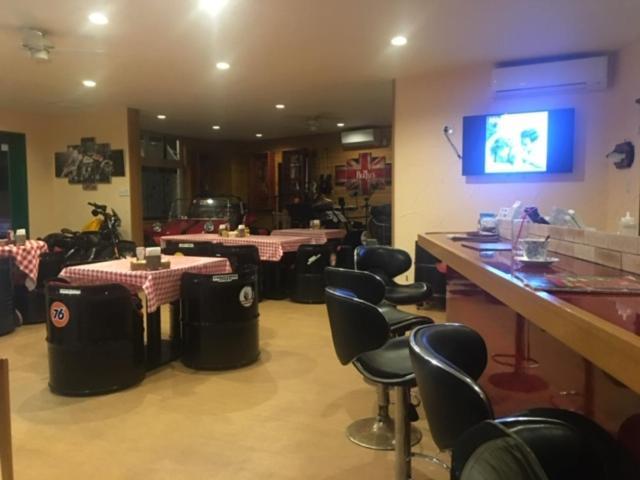 Ken'S Beachfront Cafe & Lodge, Bl2, Oceanfront And Free Canoe Rental 恩納村 エクステリア 写真